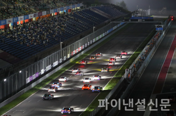 2021 CJ대한통운 슈퍼레이스 챔피언십 2라운드 나이트 레이스 주행 장면 (사진=슈퍼레이스)
