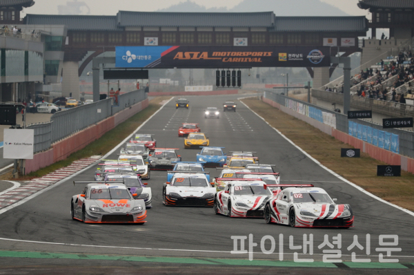 2021 CJ대한통운 슈퍼레이스 챔피언십 8라운드 슈퍼 6000 클래스 스타트 장면 (사진=슈퍼레이스)