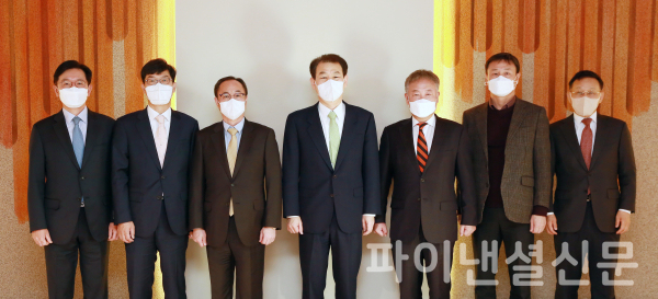 (사진 맨 왼쪽에서 오른쪽으로) 김남수 삼성글로벌리서치 부서장, 안철경 보험연구원장, 신진영 자본시장연구원장, 정은보 금융감독워장, 박종규 금융연구원장, 김영민 LG경영연구원장, 허용석 현대경제연구원장 (사진=금융감독원)