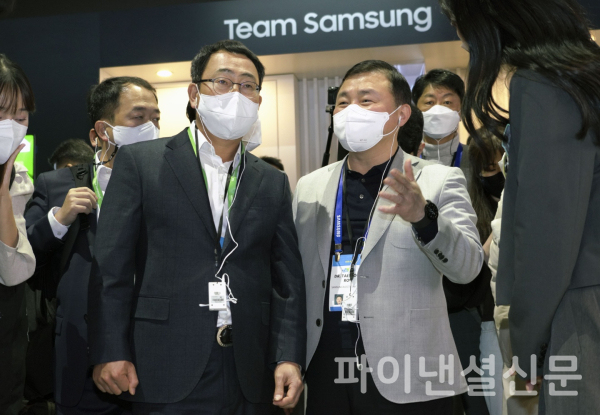 SK텔레콤 유영상 사장(왼쪽)이 5일(현지시각) ‘CES 2022’ 삼성전자 노태문 사장(오른쪽)과 함께 삼성전자 전시관을 관람하고 있는 모습 (사진=SKT)