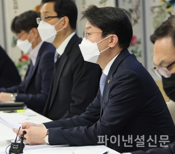 이억원 기획재정부 1차관이 7일 정부서울청사에서 제1차 혁신성장 전략점검회의 겸 코로나 정책점검회의 겸 한국판뉴딜 점검 TF 겸 제1차 물가관계차관회의를 주재하고 있다. /사진=연합뉴스