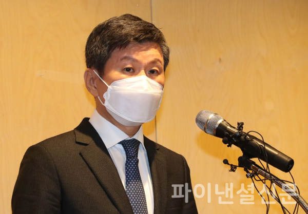 HDC현대산업개발의 정몽규 회장이 17일 오전 서울 용산구 현대산업개발 본사에서 열린 대국민 사과 기자회견에서 사과문을 발표하고 있다. (사진=연합)