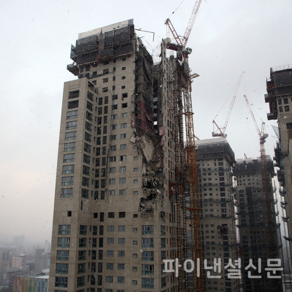 지난 11일 오후 광주 서구 화정동 아이파크 아파트 건설 현장에서 건물 외벽이 무너진 모습 (사진=연합)