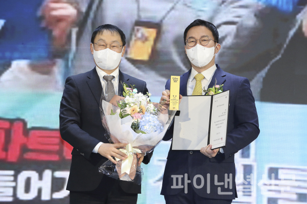KT 구현모 대표(왼쪽)와 AI서빙로봇 파트너사 베어로보틱스 김준수 대표(오른쪽)가 ‘파트너 어워드’ 시상 후 기념촬영 하고 있는 모습 (사진=KT)