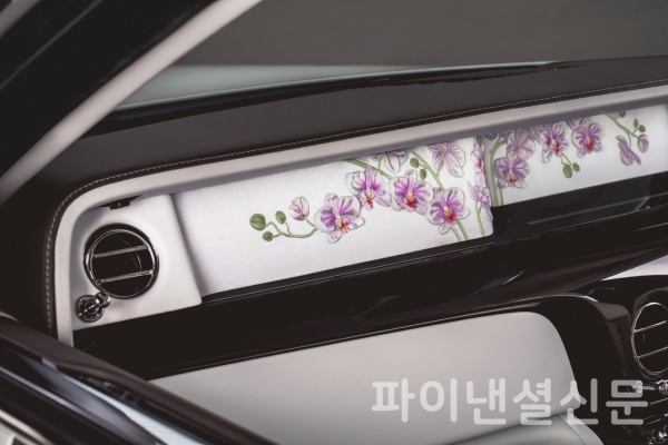 팬텀 오키드 실내외 곳곳에 그려진 '회복, 아름다움, 힘'을 상징하는 난초 모습. (사진=롤스로이스)