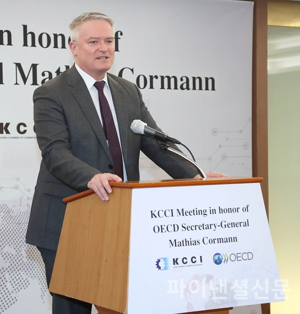 마티어스 코먼(Mathias Cormann) 경제협력개발기구(OECD) 사무총장이 ‘세계경제 회복전망과 혁신의 역할’이라는 주제로 강연을 하고 있다./ 사진=대한상의