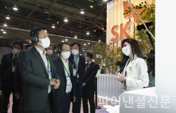 SK스퀘어 박정호 부회장(왼쪽)과 SK텔레콤 유영상 사장(박정호 부회장 오른쪽)이 5일(현지시각) CES 2022 SK그룹 전시관을 관람하고 있는 모습 (사진=SK스퀘어)