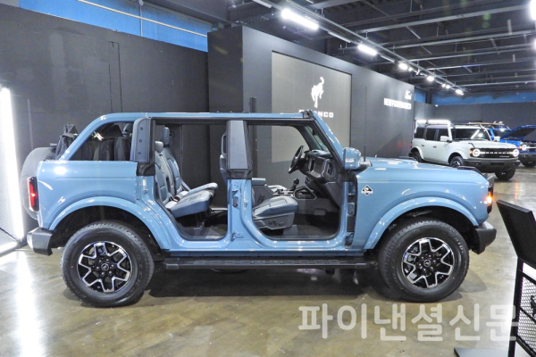 뉴 포드 브롱코는 4도어 하드 탑 '아우터뱅크스' 모델로 출시되며, 도어와 천장을 모두 떼낼 수 있다. (사진=황병우 기자)