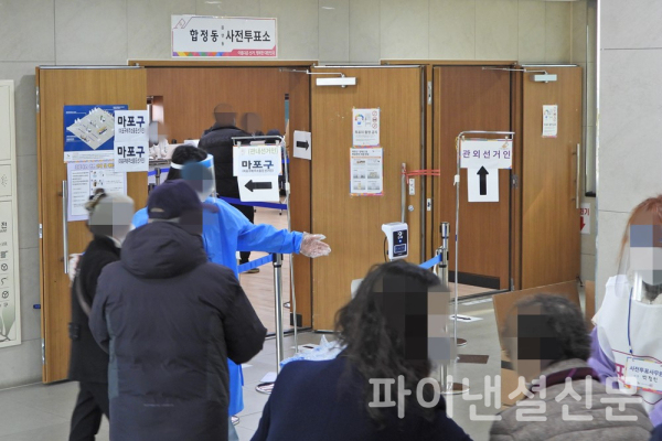 4일 오전 서울 마포구 합정동주민센터에 마련된 합정동 사전투표소에 유권자들이 입장하기 전에 발열체크 등을 하고 있다. (사진=황병우 기자)
