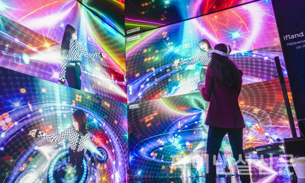 이프랜드 HMD를 통해 볼류메트릭으로 구현된 K팝스타 제이미의 미니콘서트를 즐기는 모습 (사진=SKT)