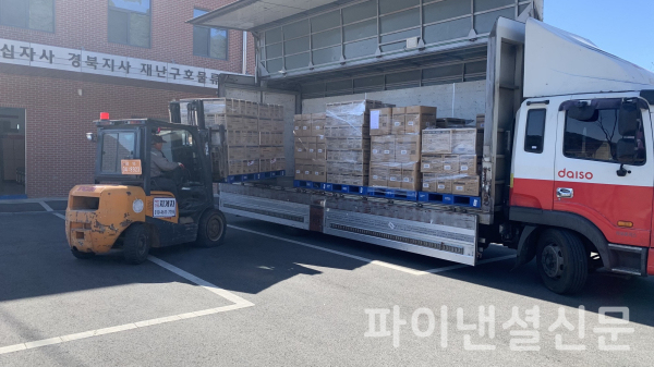 아성다이소가 대한적십자사를 통해 긴급 구호물품을 전달하고 있다. (사진=아성다이소)