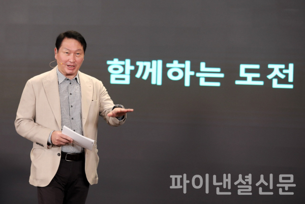 최태원 SK회장이 11일 서울 을지로SK텔레콤 본사 수펙스홀에서 SK텔레콤 AI관련 구성원들과 AI 사업을 중심으로 한 회사의 비전과 개선 과제 등에 대해 자유롭게 토론했다. (사진=SKT)
