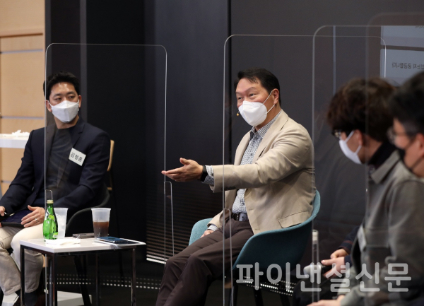 최태원 SK회장(가운데)이 SK텔레콤 AI관련 구성원들과 자유롭게 토론하는 모습 (사진=SKT)