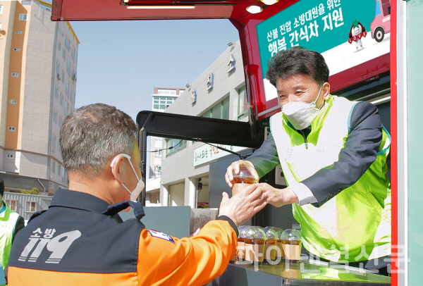 함영주 하나금융그룹 회장(사진 오른쪽)이 울진소방서에 지원한 간식 차량에 직접 올라 소방대원에게 커피를 전달하고 있다. (사진=하나금융그룹)