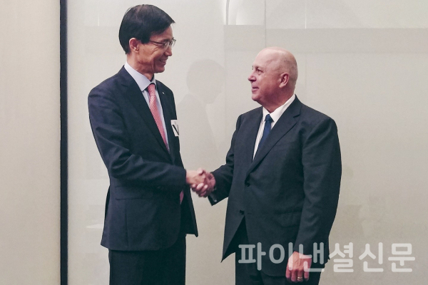 방문규 수은 행장(사진 왼쪽)이 7일(현지 시간) 호주 빅토리아주 의회의사당에서 팀 팔라스(Tim Pallas) 빅토리아주 재무장관을 만나 인프라 사업 추진 계획과 한국기업의 참여 확대 방안 등을 논의했다./사진=수은