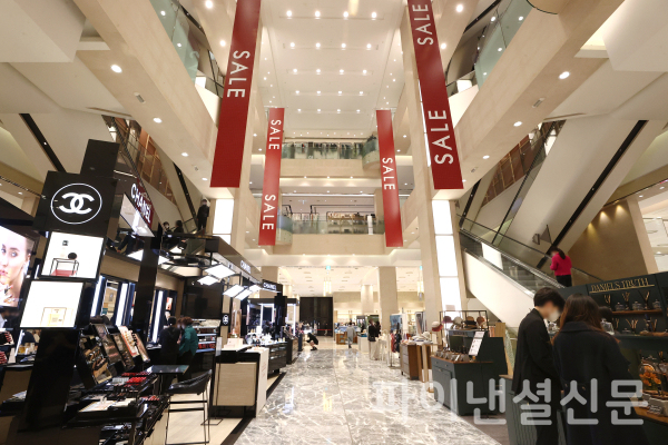 사진은 1일 서울 시내 한 백화점에서 쇼핑하는 시민들/사진=연합뉴스
