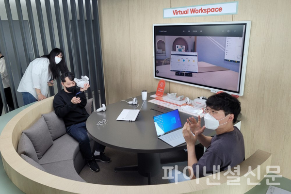 Sphere에 마련된 HMD(Head Mounted Dis-play) 오큘러스 퀘스트를 이용해 메타버스 상에서 소통할 수 있는 버추얼 워크스페이스 (사진=황병우 기자)