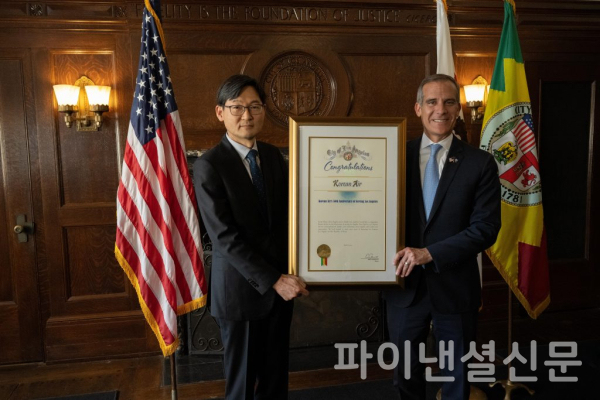 미주 노선 취항 50주년 공로 감사패를 대한항공에 전달하는 에릭 가세티 LA 시장(오른쪽) (사진=대한항공)