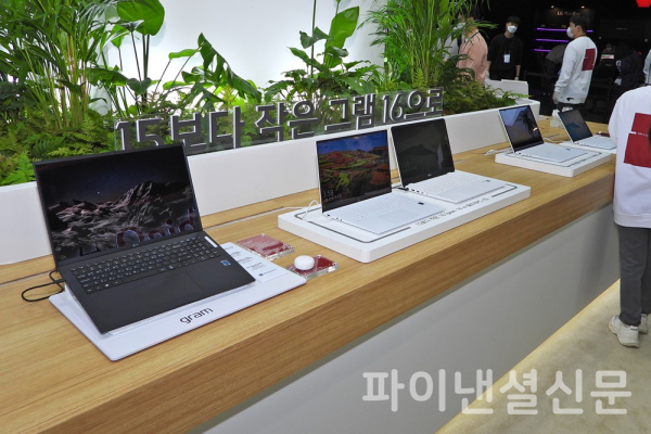지난해 4월 개최된 '월드IT쇼 2021'의 LG전자 부스에 전시된 노트북 LG그램 (사진=황병우 기자)