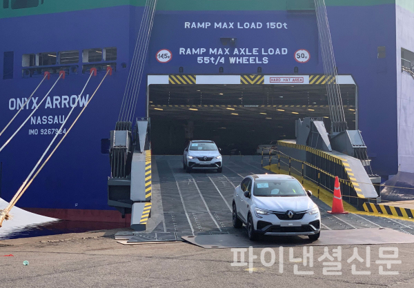 5월 초 프랑스 Le havre항에서 양하 작업 중인 XM3 하이브리드 (사진=르노삼성차)