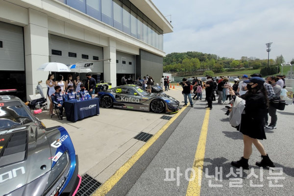 23일 용인 에버랜드 스피드웨이에서 3년만에 유관중으로 열린 2022 CJ대한통운 슈퍼레이스 챔피인십 개막전 예선경기에서 서한GP 레이싱팀 선수와 레이싱모델들이 관중들과 포토타임을 갖고 있다. (사진=황병우 기자)