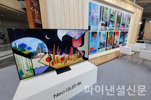 로아 작가의 '나무(Tree)' 작품과 함께 NFT 작품을 표현하는 삼성 Neo QLED 8K (사진=황병우 기자)