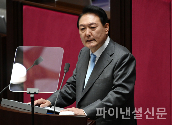 윤석열 대통령이 16일 서울 여의도 국회에서 열린 본회의에서 코로나19 손실보상을 위한 추가경정예산(추경)안에 대한 시정연설을 하고 있다./사진=연합뉴스