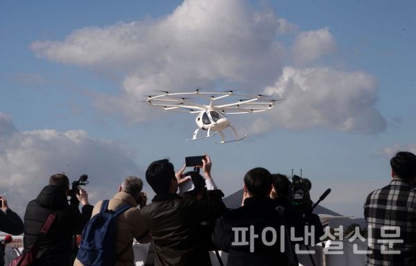 지난해 11월 서울 김포비즈니스항공센터에서 열린 ‘도심항공교통 비행시연행사’에서 시험 비행 중인 볼로콥터를 관람객들이 촬영하고 있다. (사진=LX공사)