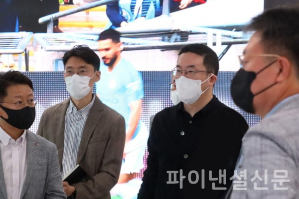 사진은 해외 전시회를 참관하는 구광모 LG 대표(왼쪽 두번째) (사진=LG)