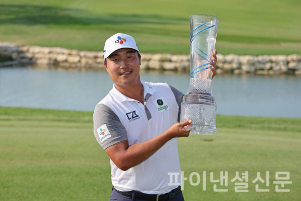 CJ대한통운 소속 프로골퍼 이경훈 선수가 PGA투어 AT&T 바이런 넬슨에서 2연패를 일궈낸 후 우승 트로피를 들고 있다. (사진=CJ대한통운)
