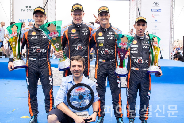 이탈리아에서 열린 2022 WRC 5차 대회에서 수상자들이 기념촬영 하고 있는 모습. (뒷줄 왼쪽부터 우승을 차지한 현대 월드랠리팀 보조 드라이버 마틴 야르베오야(Martin Järveoja), 드라이버 오트 타낙(Ott Tänak), 3위를 차지한 드라이버 다니 소르도(Dani Sordo), 보조 드라이버 칸디도 카레라(Candido Carrera)) (사진=현대차)