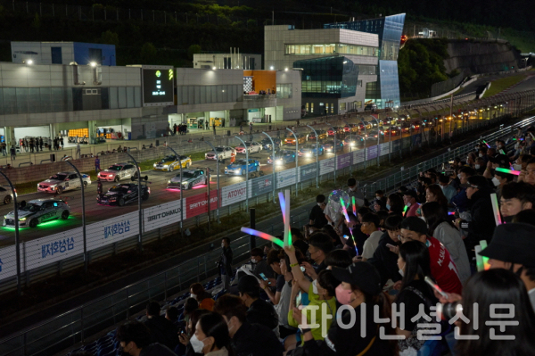 지난 11일 2022 CJ대한통운 슈퍼레이스 챔피언십 3라운드 결승전이 열린 강원도 인제 스피디움에서 화려한 조명으로 꾸민 경주차들의 경기 시작을 기다리며 응원하는 관중들. (사진=슈퍼레이스)