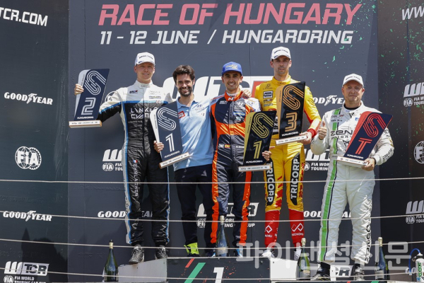 현대자동차는 ‘엘란트라 N TCR(국내명: 아반떼 N TCR)’이 6월 10일부터 12일(현지 시각)까지 헝가리 헝가로링(Hungaroring)에서 개최된 2022 WTCR 3라운드에서 우승을 차지했다고 13일 밝혔다. 사진은 미켈 아즈코나(Mikel Azcona, BRC 현대 N 스쿼드라 코르세팀 소속, 가운데) 선수가 6월 10~12일 열린 ‘2022 WTCR’ 헝가리 대회에서 우승을 차지하고 포디움에 올라선 모습. (사진=현대차)