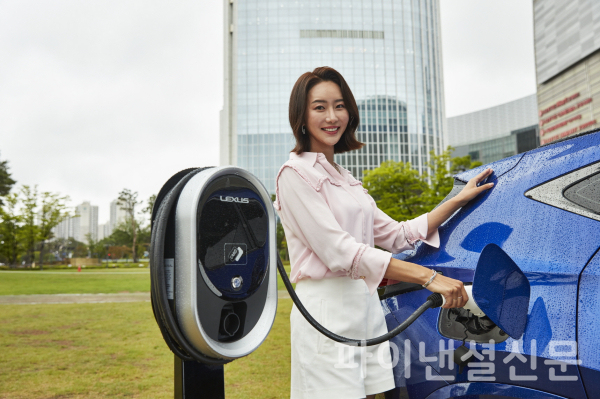 렉서스 첫번째 PHEV 모델인 NX 450h+를 충전시키는 모습. (사진=렉서스)