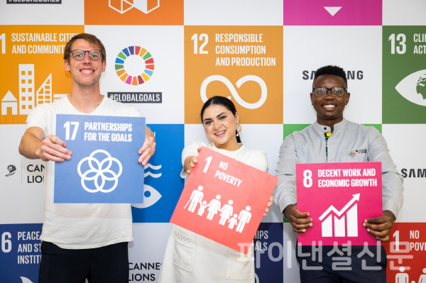 삼성전자가 프랑스 칸에서 개막한 세계적 광고 페스티벌 '2022년 칸 라이언즈(Cannes Lions)'에서 '삼성 지속가능발전목표(Samsung Global Goals)'와 활동 사례를 공유한다. 현지에 마련된 체험 부스에서 삼성전자의 '제너레이션 17(Generation 17)' 청년 리더들이 '삼성 지속가능발전목표'를 소개하고 있다. (오른쪽부터) 아프리카 인프라 개선을 위한 기술 혁신가. 짐바브웨의 타파타 마카자 (Tafara Makaza), 레바논 지역 재난 구호 활동을 이끌고 있는 지역 사회 활동가 나딘 카울리 (Nadine Khaouli), 지속가능발전목표 교육 기관을 운영을 하고 있는 덴마크의 크리스티안 캄프맨 (Kristian Kampmann) (사진=삼성전자)