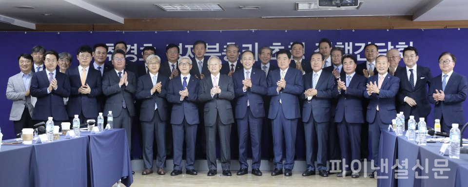 앞줄 왼쪽부터 : 김정일 코오롱글로벌 사장, 강한승 쿠팡 사장, 이형희 SK수펙스추구협의회 SV위원장,                 하범종 LG 사장, 이인용 ​삼성전자 사장, 송영덕 롯데지주 부회장,                  손경식 한국경총 회장, 추경호 부총리, 권오갑 HD현대 회장, 윤동한 한국콜마 회장,                 이장한 종근당 회장, 최병오 패션그룹형지 회장, 강희석 이마트 사장, 이동근 한국경총 상근부회장                   뒷줄 왼쪽부터 : 김홍기 CJ 사장, 박진선 샘표심품 사장, 김춘호 경기경총 회장, 이태길 한화 커뮤니케이션 사장,               정상빈 현대자동차 부사장, 문홍성 두산 사장, 엄태웅 삼양홀딩스 사장, 김인남 대구경총 회장,                강국창 인천경총 회장, 편정범 교보생명보험 사장, 최원혁 LX판토스 대표,                조규옥 전방 회장, 명노현 LS 사장, 백우석 OCI 회장
