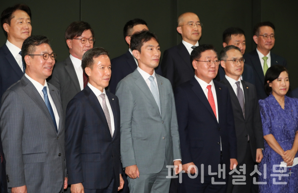 이복현 금융감독원장(사진 아랫줄 왼쪽에서 세 번째)이 28일 서울 여의도 금융투자협회에서 열린 금융투자권역 CEO 간담회에서 증권사 및 자산운용사 CEO들과 기념촬영을 하고 있다. (사진=연합)