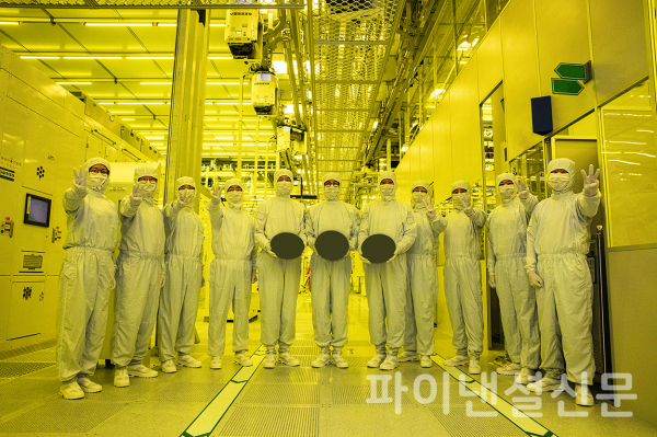 3나노 파운드리 양산에 참여한 파운드리사업부, 반도체연구소, 글로벌 제조&인프라총괄 주역들이 손가락으로 3을 가리키며 3나노 파운드리 양산을 축하하고 있다.  (사진=삼성전자)