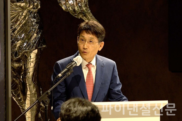 바디프랜드 지성규 총괄부회장이 6일 신제품 안마의자 '팬텀로보' 발표회에서 환영사를 하고 있다 (사진=바디프랜드)