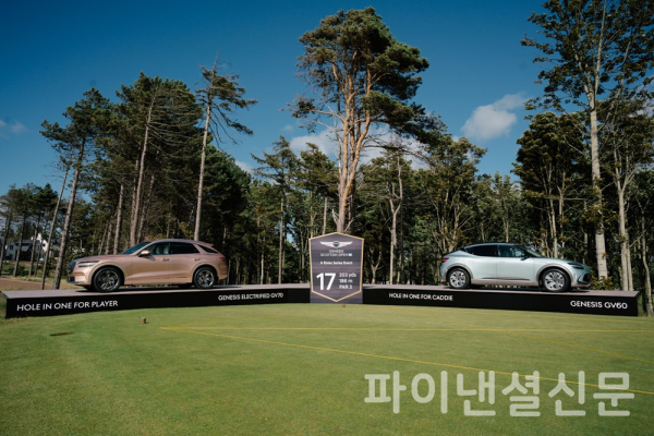 제네시스가 유럽 지역에서 처음으로 공식 후원하는 골프 대회인 '2022 제네시스 스코티시 오픈'에서 17번 홀 첫 번째 홀인원 선수 및 캐디에게 부상으로 수여되는 GV70 전동화 모델과 GV60 (사진=제네시스)