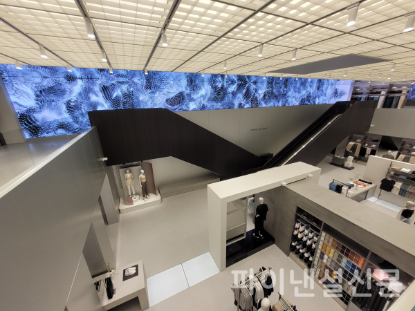 무신사 스탠다드 지하 1층 미디어 월 (사진=황병우 기자)