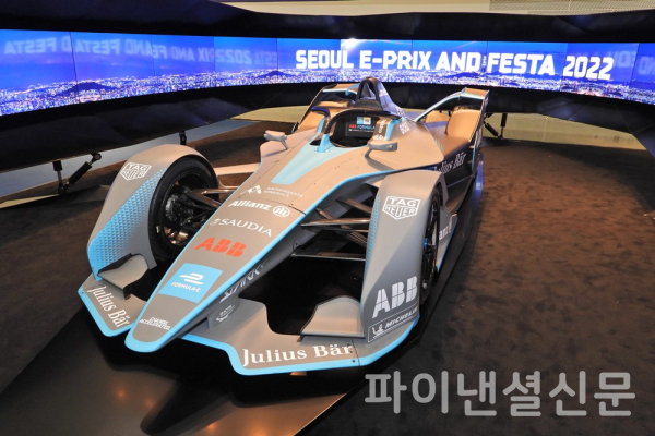 12일 오전 동대문 디자인 플라자 알림2관에서 열린 설명회에 전시된 포뮬러E 전기경주차 '젠2(GEN2)' (사진=황병우 기자)