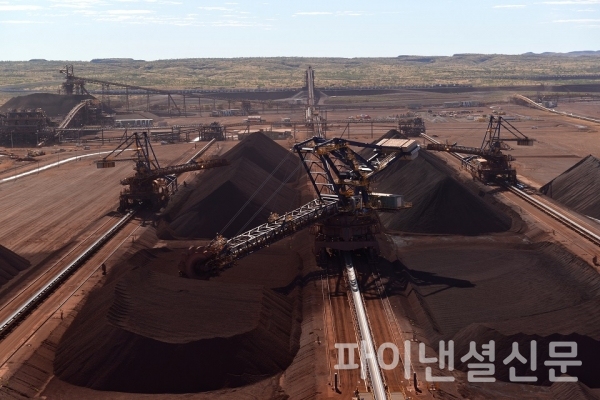 포스코가 2010년 투자한 로이힐 광산은 호주 서북부 필바라 지역에 위치한 호주 최대 단일광산으로, 철광석 매장량은 23억톤이며, 연간 5천500만톤 규모의 철광석을 생산하고 있다.로이힐(Roy Hill)광산에서 채굴된 철광석이 현지 야드에 적치되는 모습/사진=포스코