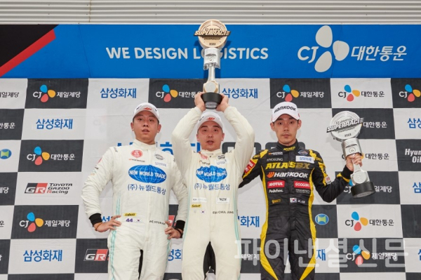 17일 전남 영암 KIC에서 '아시아 모터스포츠 카니발'로 진행된 2022 CJ대한통운 슈퍼레이스 챔피언십 4라운드에서 삼성화재 6000 클래스에 출전해 포디움에 오른 (왼쪽부터) 2위 김재현, 1위 정의철, 3위 김종겸이 포즈를 취하고 있다. (사진=슈퍼레이스)