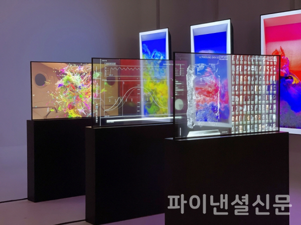NFT작품을 표시하고 있는 LG디스플레이 투명 OLED (사진=LG디스플레이)