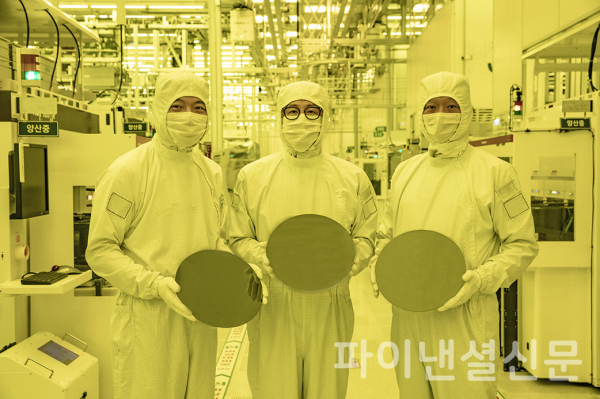 삼성전자 파운드리사업부 (왼쪽부터) 정원철 상무, 구자흠 부사장, 강상범 상무가 화성캠퍼스 3나노 양산라인에서 3나노 웨이퍼를 보여주고 있다. (사진=삼성전자)