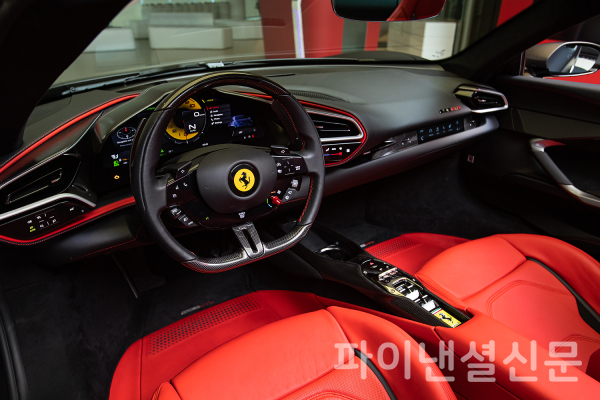 페라리 296 GTS 실내 (사진=FMK)