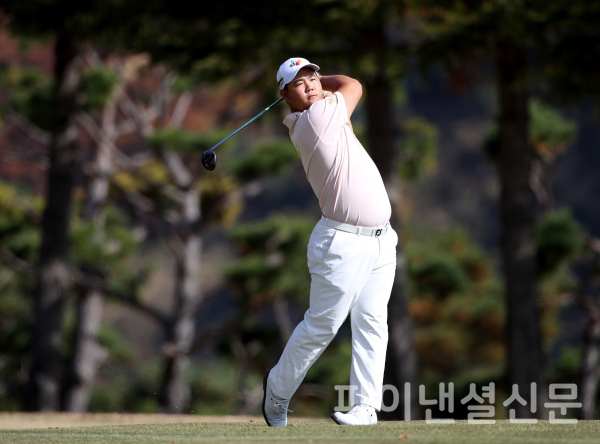 지난 5월 경기 파주시 서원밸리CC에서 열린 프로골프 LG 시그니처 플레이어스 챔피언십 파이널라운드에서 김주형이 3번홀 세컨샷을 시도하는 모습 (사진=KPGA)