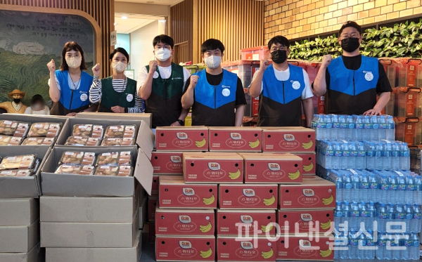 GS리테일 직원들이 구호물품을 전달하기에 앞서 수재민들을 응원하는 모습. (사진=GS리테일)