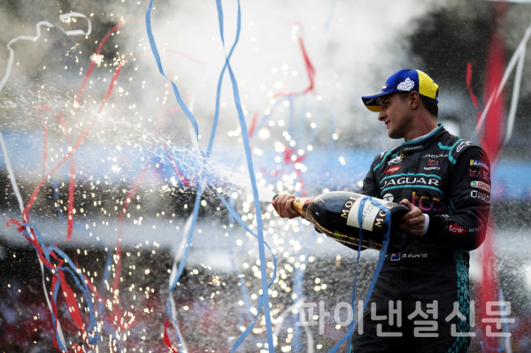 지난13일 잠실 종합운동장 일대에서 진행된 2022 ABB FIA 포뮬러 E 월드 챔피언십 서울 E-프리(Prix) 15라운드에서 우승을 차지한 재규어 TCS 레이싱 팀 드라이버 미치 에반스 (사진=재규어랜드로버)